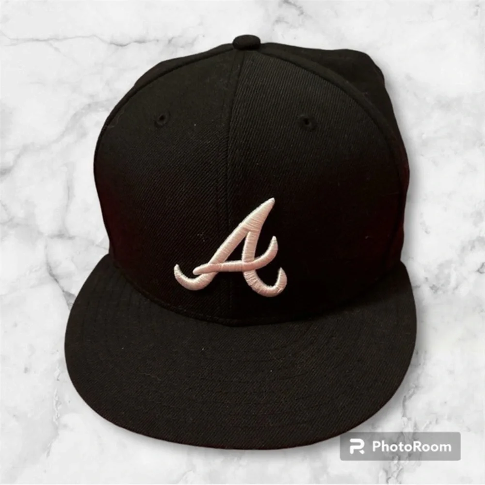 EUC Atlanta Braves, Black and White, Fitted‎ Hat size 8/63.5cm​
